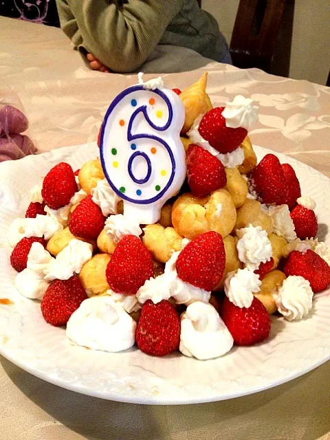 Snapdishの料理写真:クロカンブッシュ誕生日ケーキ|monananna1さん