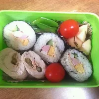 Snapdishの料理写真:恵方巻きカラのサラダ巻き弁当|琴さん