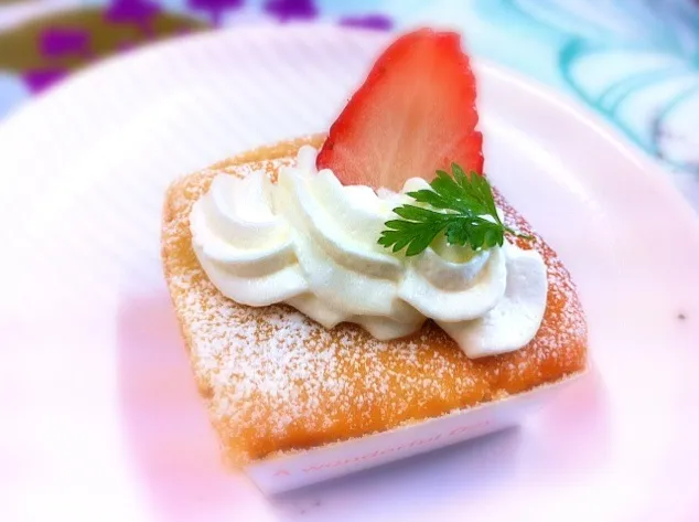 Snapdishの料理写真:Square cupcake strawberry|cheesyさん