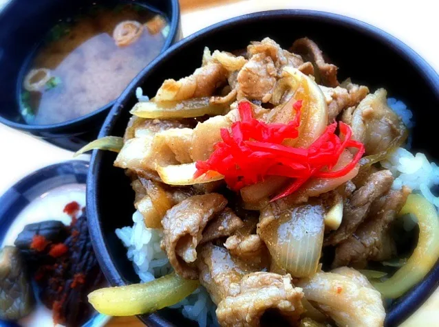 本日のランチ。豚の生姜焼き丼(350円)。まあまあ。|JTKさん