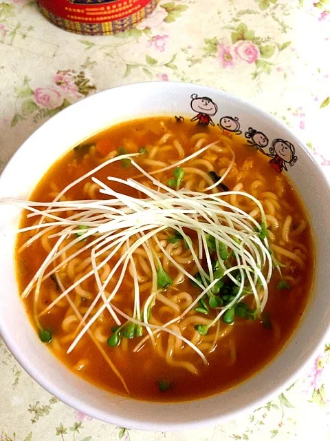 Noodle soup hot&spicy topped with fresh kaiware sprouts.|SuperNuj Jutamasさん