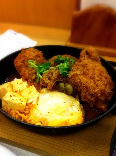 本日のお昼はかつやのチキンカツ鍋定食。揚げ物飽きました。|abe yoshiroさん