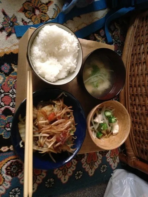 オクラと豆腐ともやしの和え物、味噌汁、白菜ともやしとぷっコチの炒め物|ばんなおさん