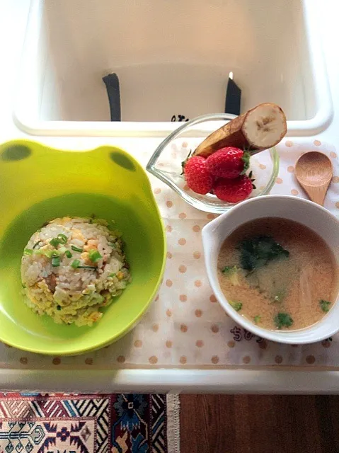 chihiroのごはん 挽き肉納豆炒飯、大根ほうれん草みそ汁、苺バナナ|あっこさんのさん