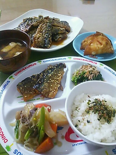 ☆秋刀魚蒲焼き＊法蓮草ぽん酢＊肉じゃが＊若芽油揚げ味噌汁＊ごはん＊南瓜ﾊﾟｲ（ﾃﾞｻﾞｰﾄ）|ｼｮｺﾗさん