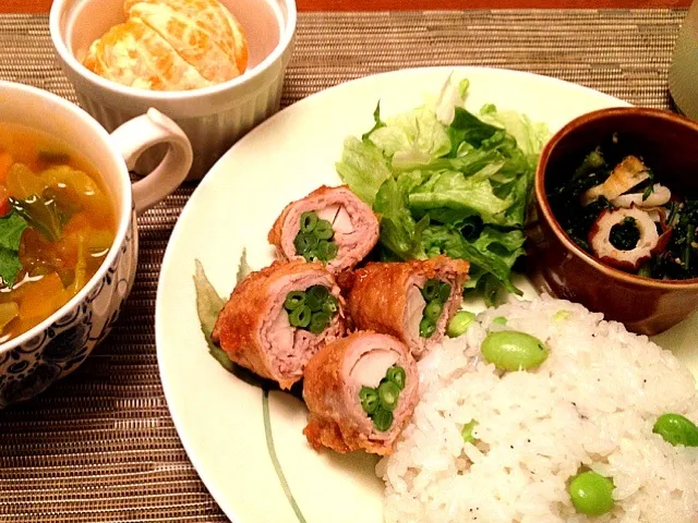 インゲンとエリンギの豚肉巻  春菊と竹輪の胡麻和え  枝豆ジャコご飯  野菜スープ  ぽんかん|ikukoさん