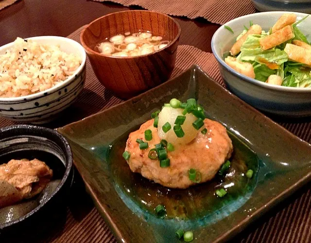 豆腐ハンバーグ、レタスと水菜とカリカリ油揚げのサラダ(生姜ドレッシング和え)、ちりめんじゃことワカメの炊き込みごはん、人参と白葱の味噌汁|サチさん