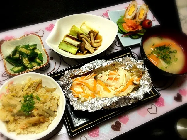 Snapdishの料理写真:とり肉と牛蒡の炊き込みご飯、鮭とキノコのホイル焼き、大根の味噌汁、オクラの胡麻和え、ネギの焼き浸し、サラダ❤|ゆぅこさん