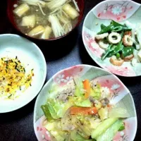 Snapdishの料理写真:豚キャベツのにんにく塩だれ炒め、スナップえんどうとちくわのマヨポン和え、薄揚げえのきワカメのお味噌汁、ごはん|さやたんさん