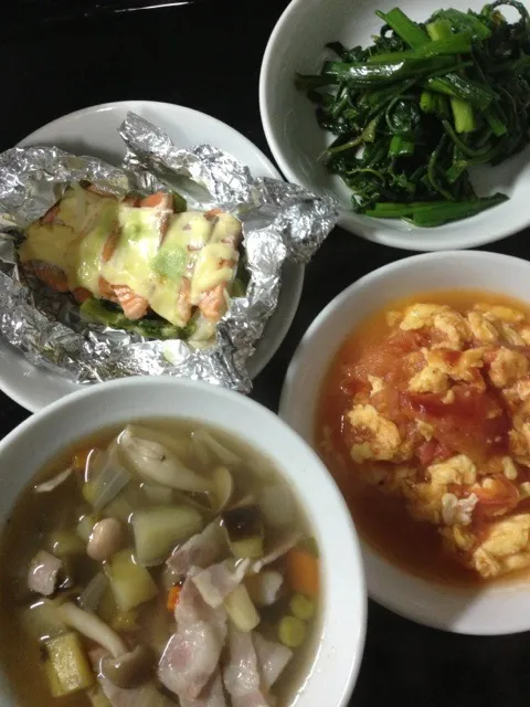 旦那膳（＾∇＾）春菊とニンニク葉炒め、ホイル焼き、トマト玉子炒めが…汁ですぎ😭食べるスープ。|くめさん