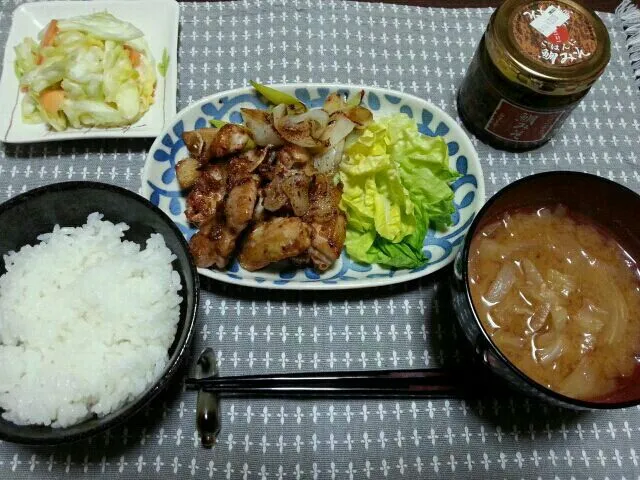 130204 今日のゆうめし　鶏の味噌焼き、キャベツとにんじんの浅漬、キャベツと玉ねぎの味噌汁|EUREKAさん