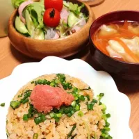 明太子炒飯、雲呑スープ、サラダ