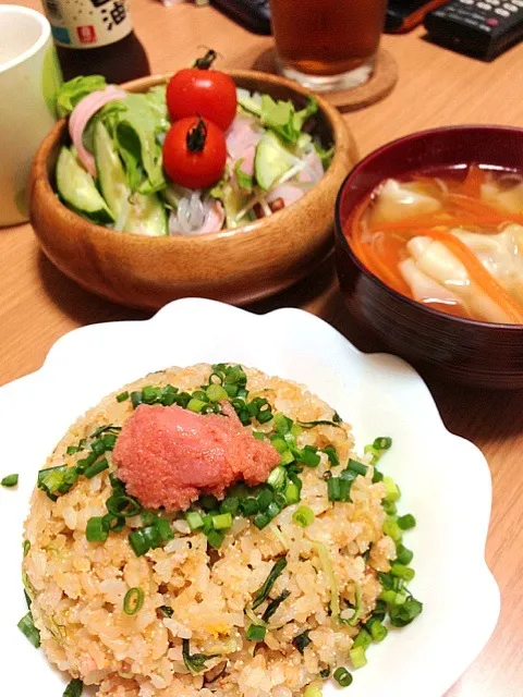 Snapdishの料理写真:明太子炒飯、雲呑スープ、サラダ|chinamiさん