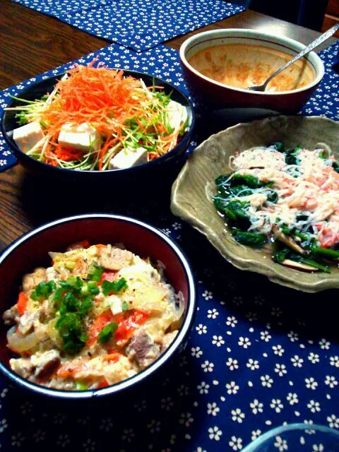 野菜いっぱいの親子丼、豆腐サラダ、胡麻ドレッシング、かにのあんかけほうれん草炒め|hiromi☺さん