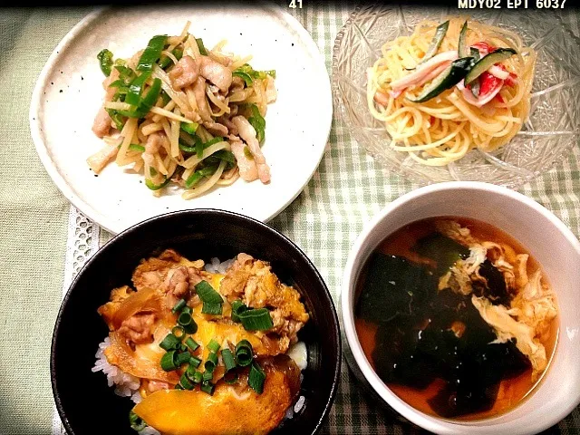 Snapdishの料理写真:親子丼＆チンジャオロース＆スパサラ＆わかめと卵のスープ|Maamiさん