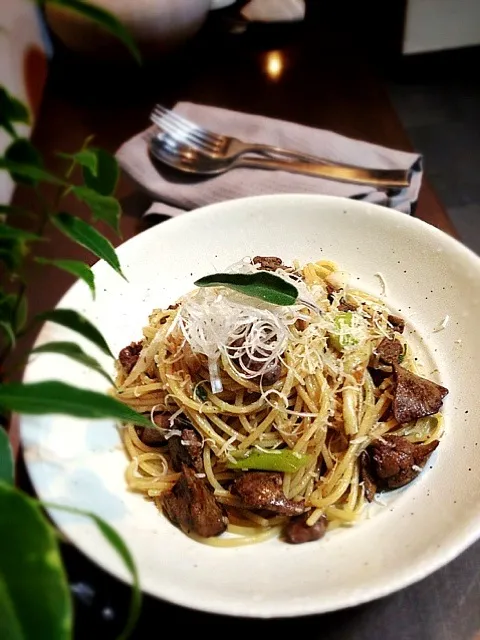 Spaghetti with chicken liver,leek,anchovy/レバー、ねぎ、アンチョビのスパゲッティ|rick chanさん