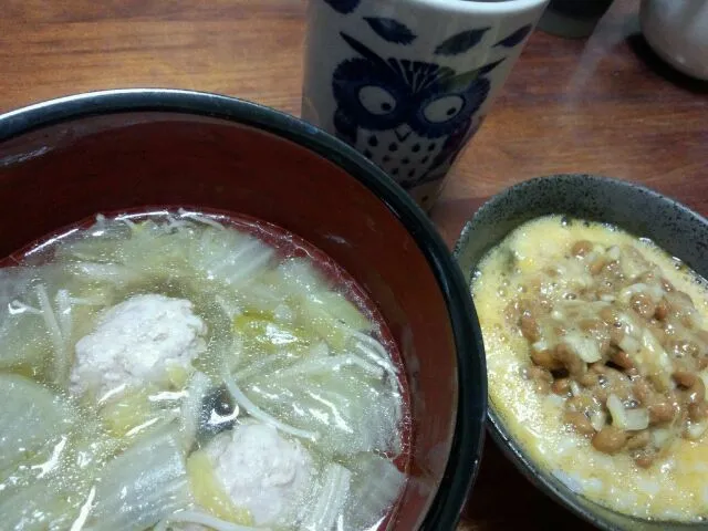 鶏団子入り野菜スープ&卵かけご飯納豆のせ！|はぎのつきさん