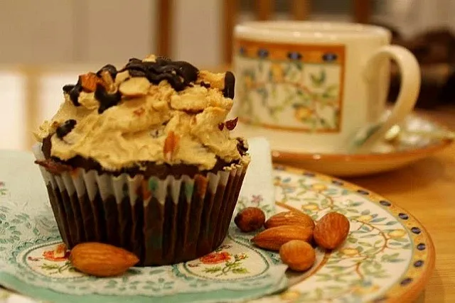 Snapdishの料理写真:Chocolate Cup Cake with Coffee Cream and almond flakes|yekti retnoさん