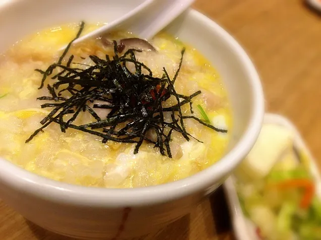 そら、この鶏の身と出汁の雑炊は旨いわな〜♪|たけうちさん