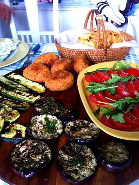 Antipasti misti: suppli, verdure alla griglia, insalata di pomodoro|cooking...さん