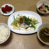 Snapdishの料理写真:鰆の梅蒸し、めかぶのすまし汁、ほうれん草とえのき茸の明太子和えなど♡|のんたん☆さん