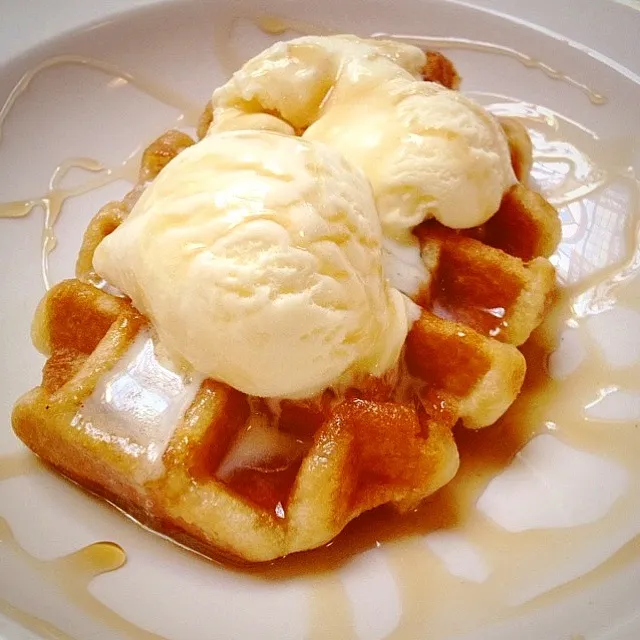 Belgian waffles with ice cream (maple-flavour syrup)|Vanelさん