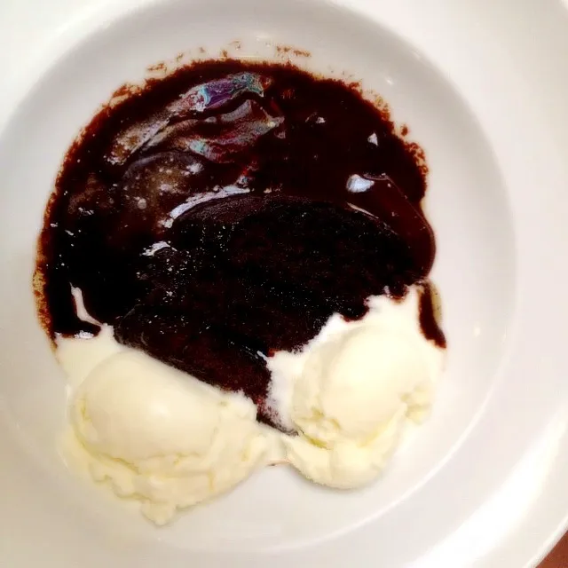 Warm chocolate fudge with ice cream|Vanelさん