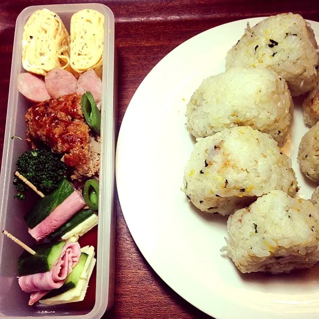 Snapdishの料理写真:2/5娘校外学習弁当  じゃこ入おにぎり  ハンバーグ  ソーセージ  ハムチーズ胡瓜とミニトマトの段々  ブロッコリー  スナップインゲン  ＊ラジオからの情報でご飯を炊く時にスキムミルクを投入してみました。よし、何となくカルシウム多目！＊|yukiyamasakiさん