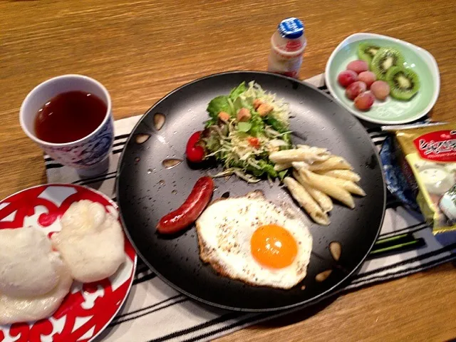 餅  目玉焼き  ウィンナー  ペンネ  サラダ  紅茶  ヤクルト|高田恵子さん