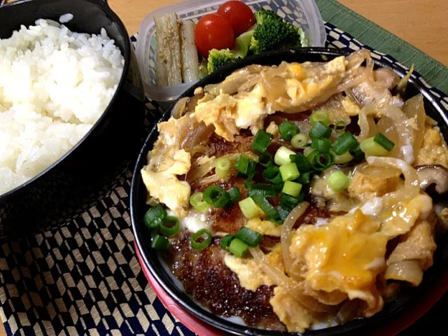 Snapdishの料理写真:カツ丼！ブロッコリー、ミニトマト、たたき牛蒡。|しーさん