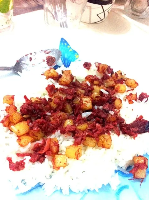 Snapdishの料理写真:Corned Beef with Potato on Rice|Mariam El-estwaniさん