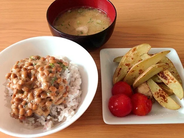 納豆ごはん 焼きポテト ミニトマトの酢漬け 豚汁|みほさん