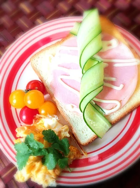 Snapdishの料理写真:Carl cucumber ham sandwich🍞カールきゅうりハムサンド🌀|🌈Ami🍻さん