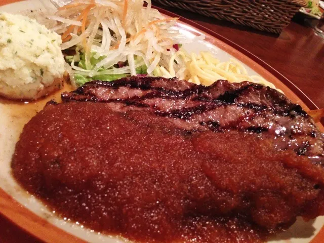 ビジネスステーキランチ。ソースもお肉も旨いわ。|たけうちさん