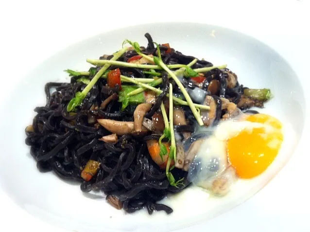 Fresh egg , seafood , mushroom w/ squid ink spaghetti🍝|PeonyYanさん