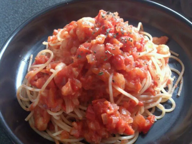 エビと玉ねぎのトマトソースパスタ|アキさん