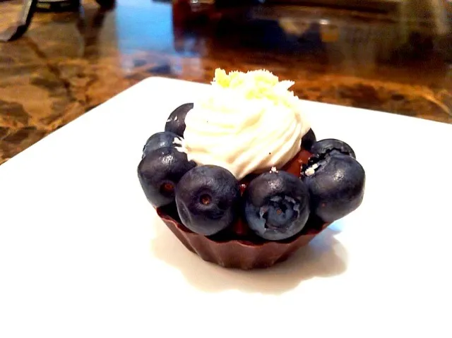 afternoon tea; chocolate tart with blueberry|Kaori Matsushimaさん