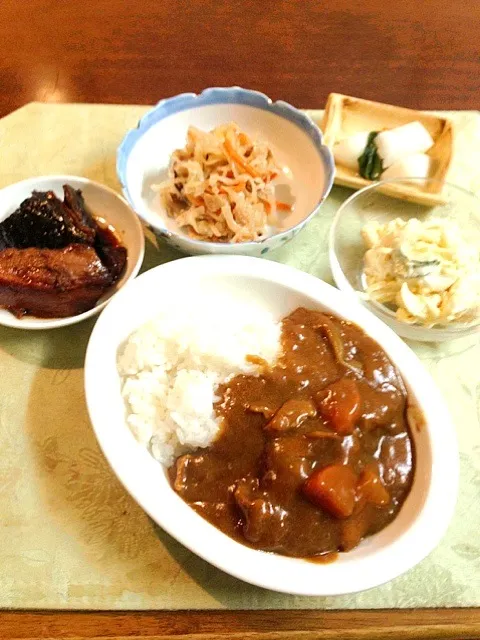 カレーライス、切り干し大根煮、スパサラ、マグロの血合い煮。|みどりさん