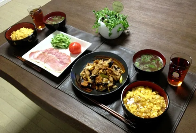 蟹たっぷり天津飯、厚揚げと豚肉の炒め物、生ハムと生野菜、長ネギの中華スープ|pentarouさん