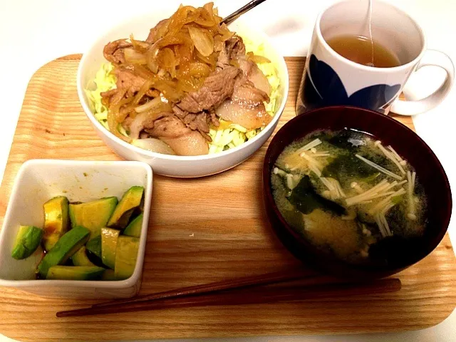 生姜焼き丼、アボカドのしょうゆ和え|ドラたんさん