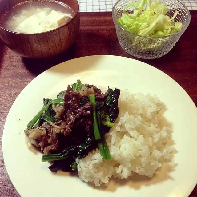 2/5晩御飯  ほうれん草と牛肉の炒め乗っけご飯  キャベツのサラダ  豆腐と鶏そぼろのスープ  ＊腹いっぱい＊|yukiyamasakiさん