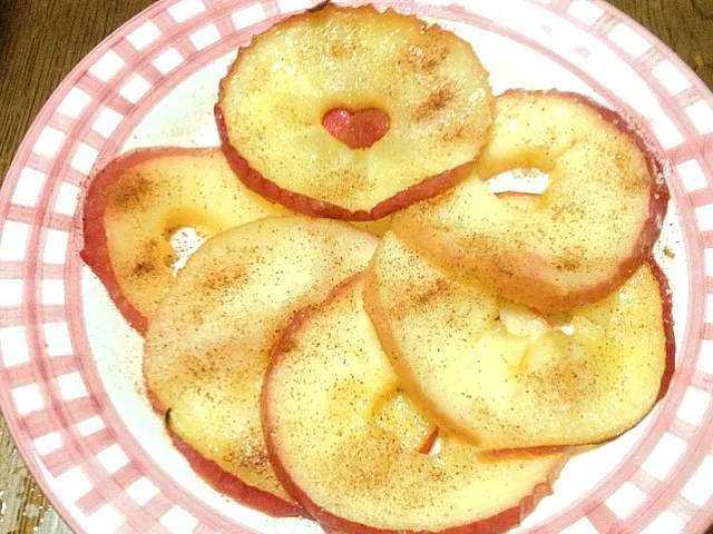 焼きりんご甘ーいシナモン風味！|おひるごはんさん