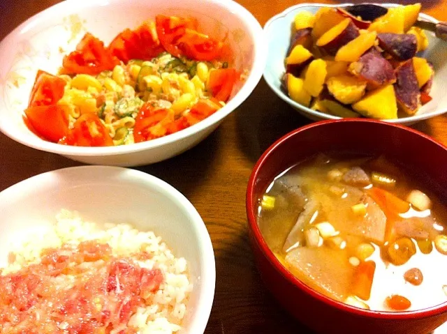 ネギトロ丼、豚汁、マカロニサラダ、さつまいもとりんごのレモン煮|なとりなつみさん