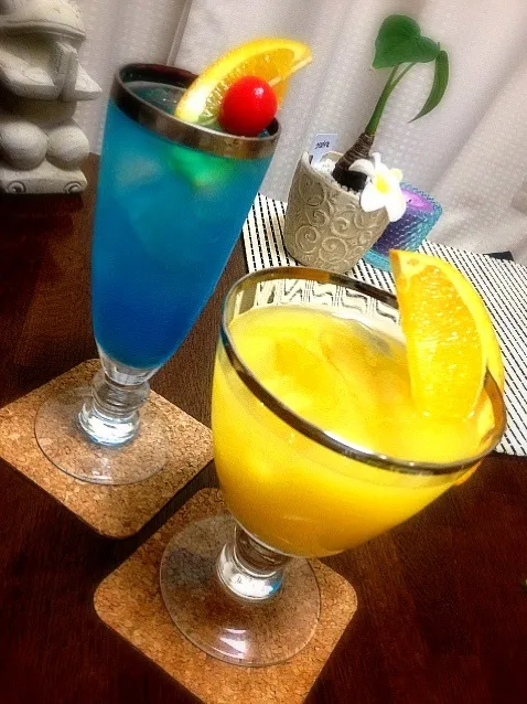 Snapdishの料理写真:スクリュードライバー☆ブルーラグーン🍸✨|ナガマンさん