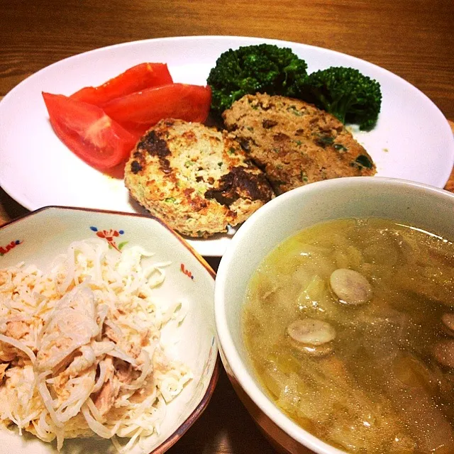 Snapdishの料理写真:【今夜のウチご飯】ただいま〜^_^; 今夜のウチご飯は，ピーマン入ハンバーグ，ツナと大根のサラダ，白菜とソーセージのスープ。この時間なんで，炭水化物はガマンw ソーセージがクルんと丸まって形がオモシロイ。白菜の甘みでほっこり暖まってうまうま〜。|takuya KAWANOさん