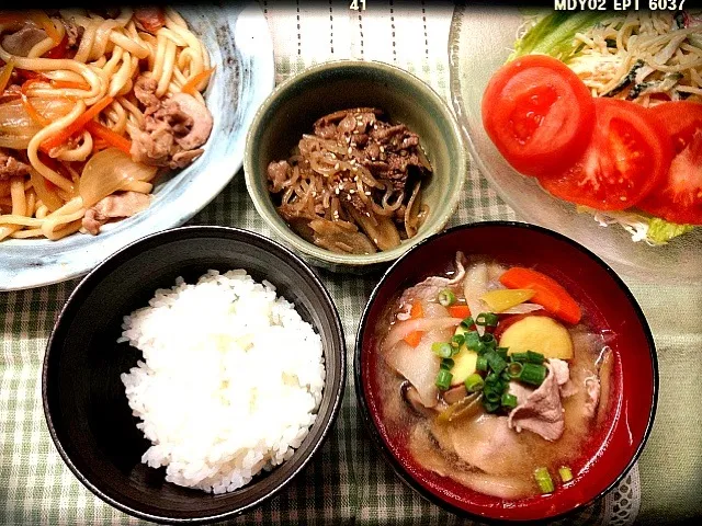 焼うどん＆牛肉と牛蒡と糸こんにゃくの甘辛煮＆豚汁＆トマトサラダ|Maamiさん