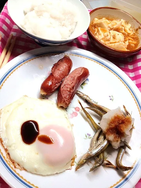 朝ごはん。ふるせ、ソーセージ、目玉焼き。いつも通りに、いただきます|ハルさん