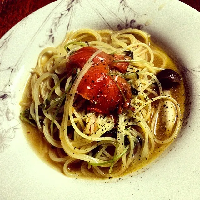 トマトと豆苗のsoup pasta🍄|ひろみさん