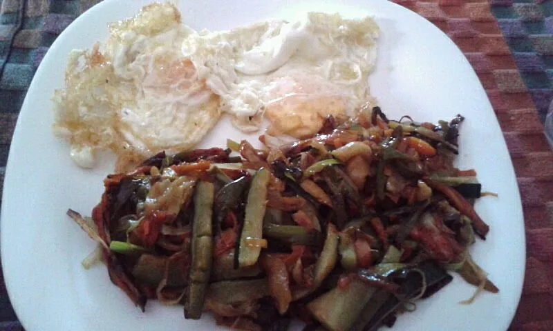 Huevos fritos con verdura en juliana|Maria Jose Floresさん