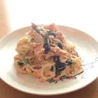 Snapdishの料理写真:ほうれん草とサーモンのクリームパスタ|あゆみさん